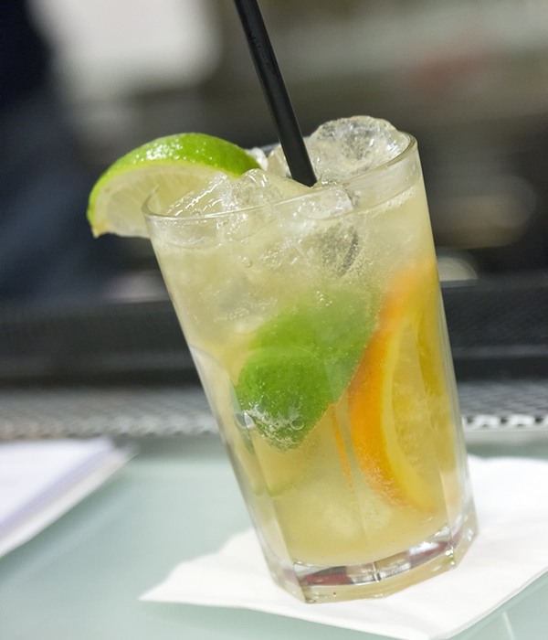 cocktail con decorazione lime